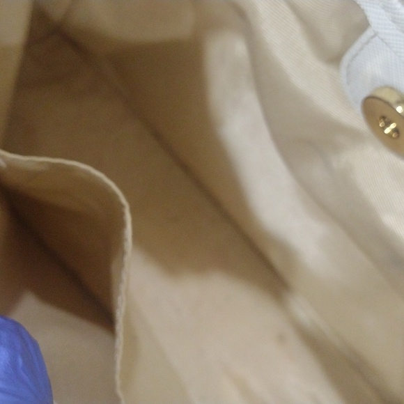 Samantha Thavasa Deluxe Shoulder Bag - 11x8x5", White Leather, Magnetic Closure - Picture 12 of 15